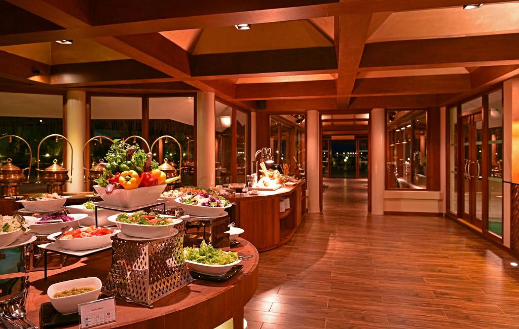 Adaaran Select Hudhuranfushi - buffet internacional, gastronomia variada no resort all inclusive nas Ilhas Maldivas