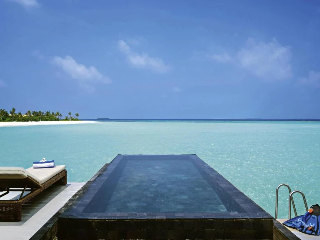 Kuredhivaru Maldives - piscina infinita privativa em villa, luxo absoluto