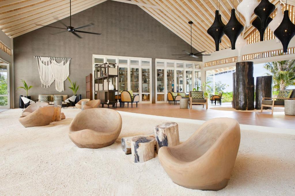 Le Méridien Maldives - Lobby principal com design mid-century elegante