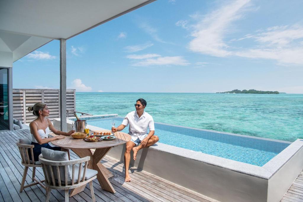 Le Méridien Maldives - Piscina infinita com vista para a lagoa turquesa