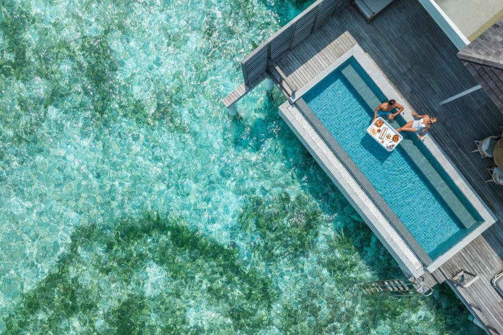 Le Méridien Maldives - Outra perspectiva da piscina infinita premium