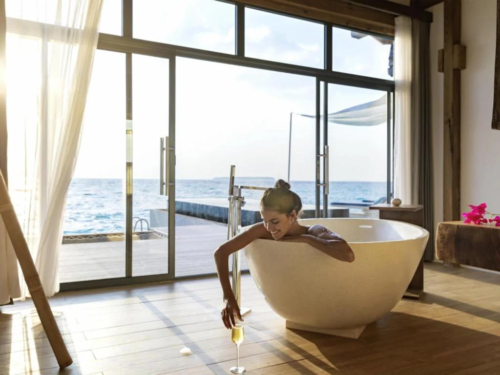 Banheira de luxo com vista panorâmica para o oceano nas Maldivas