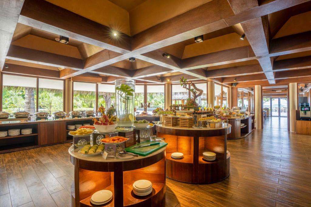 Adaaran Select Hudhuranfushi - restaurante principal, ambiente sofisticado no resort all inclusive nas Ilhas Maldivas