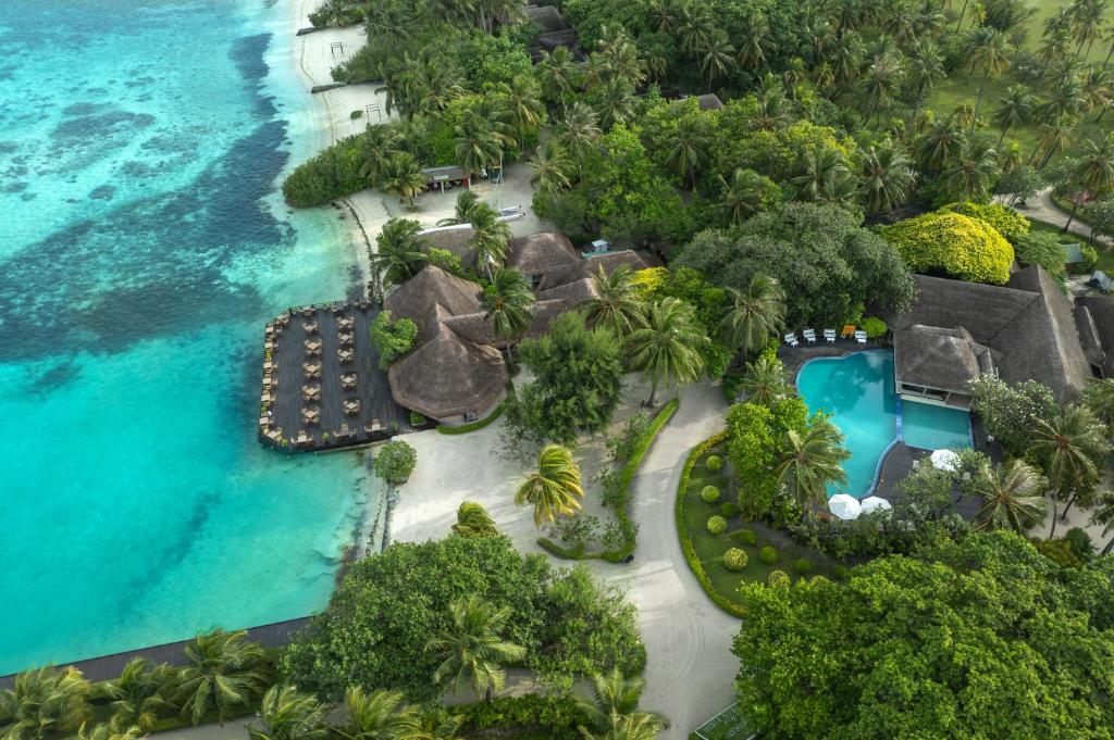 Adaaran Select Hudhuranfushi - piscina principal, área de lazer no resort all inclusive nas Ilhas Maldivas
