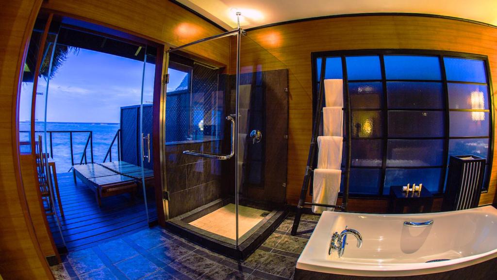 Adaaran Select Hudhuranfushi - banheiro luxuoso, vista para o oceano no resort all inclusive nas Ilhas Maldivas