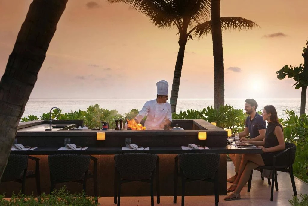 Chef preparando experiências gastronômicas ao vivo no resort Kuredhivaru