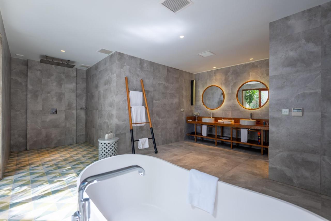 Amilla Maldives Resort and Residences - banheira independente, design moderno no resort de luxo nas Ilhas Maldivas