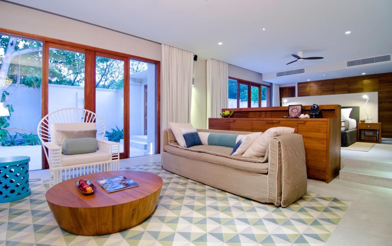 Amilla Maldives Resort and Residences - design moderno, área de estar espaçosa no resort de luxo nas Ilhas Maldivas