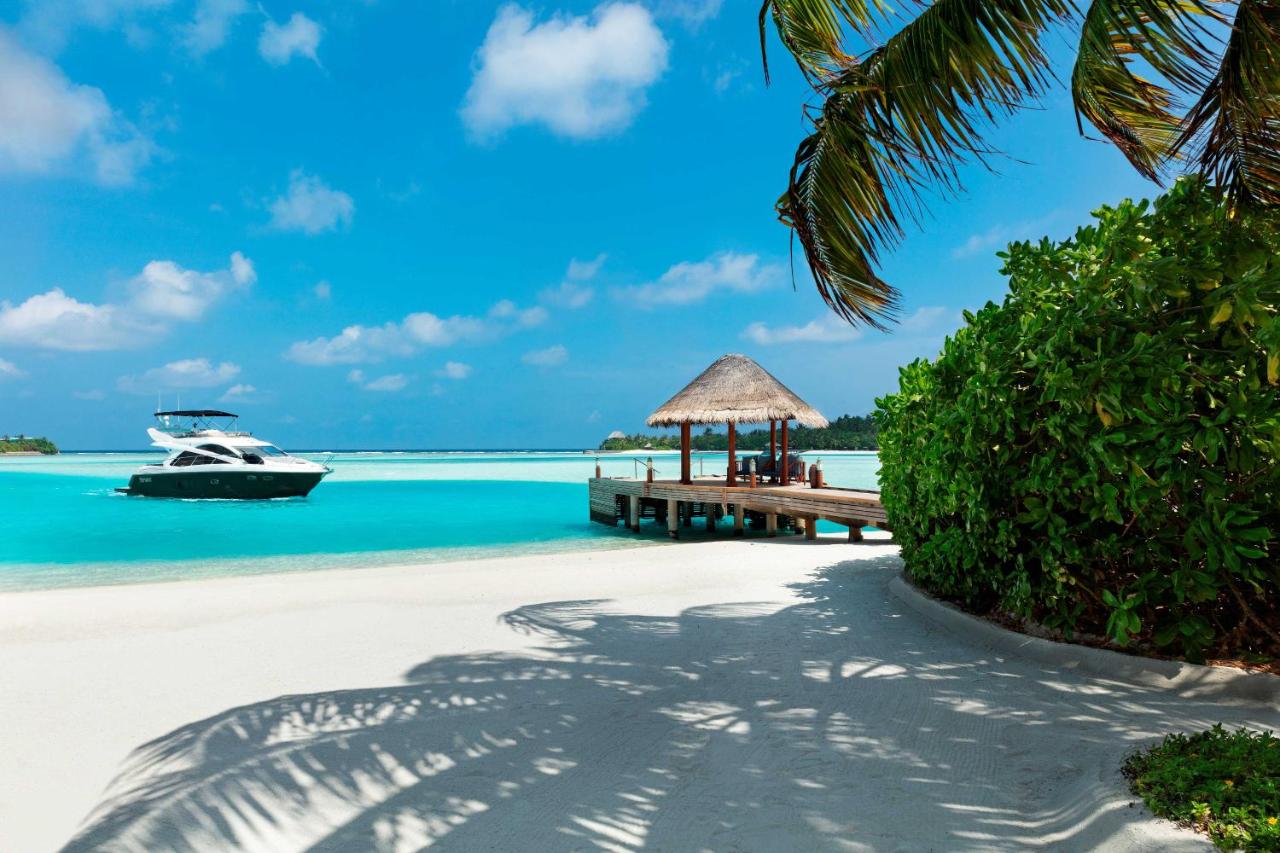 Anantara Dhigu Maldives Resort - lagoona turquesa, iate de luxo no resort de luxo nas Ilhas Maldivas