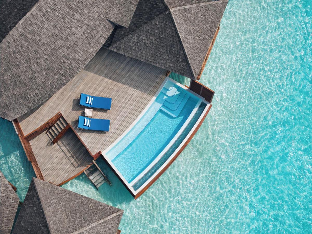 Anantara Dhigu Maldives Resort - piscina infinita, vila sobre a água no resort de luxo nas Ilhas Maldivas