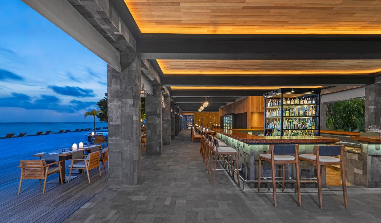 Anantara Kihavah Maldives Villas - bar, design moderno no resort de luxo nas Ilhas Maldivas