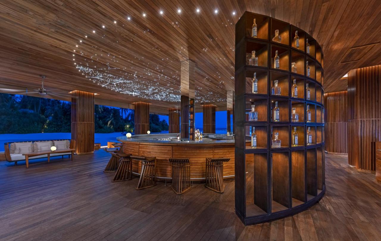 Anantara Kihavah Maldives Villas - luxo, interior em madeira no resort de luxo nas Ilhas Maldivas
