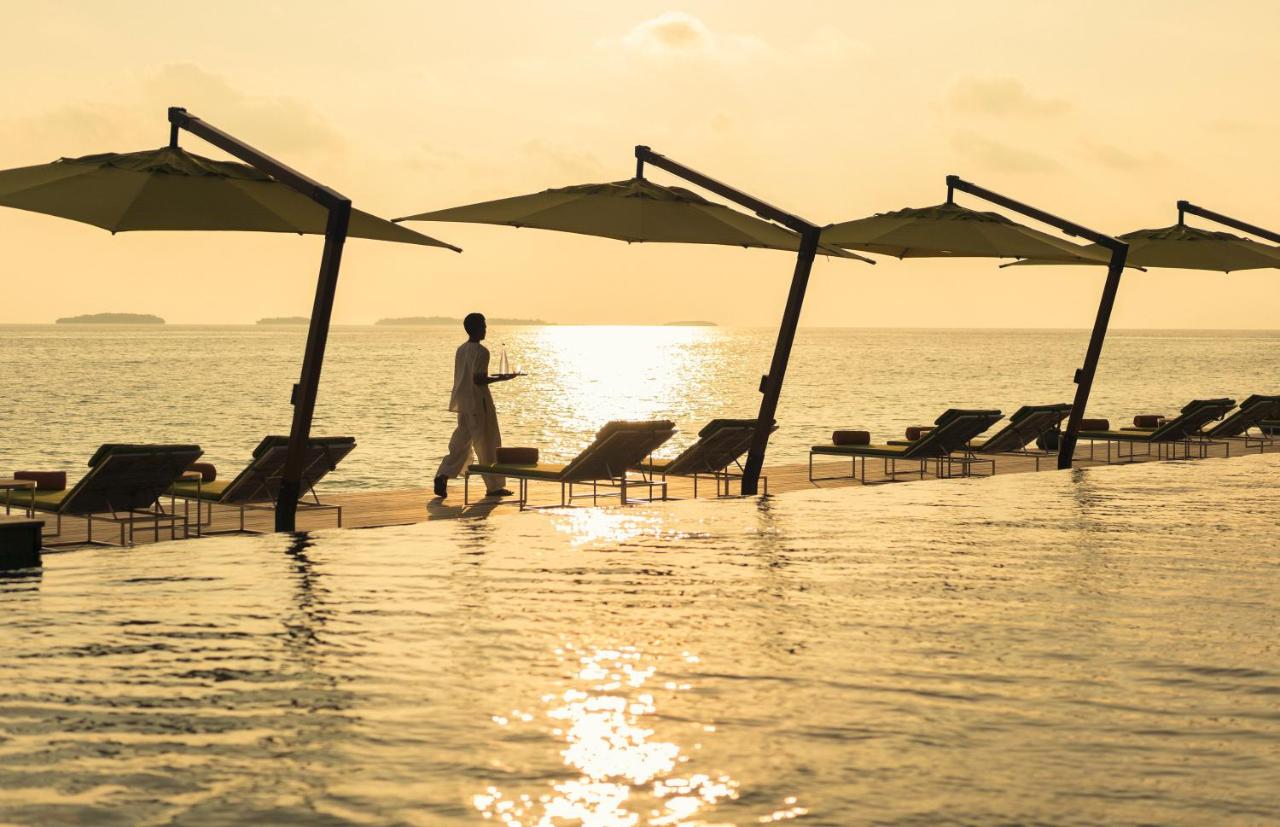 Anantara Kihavah Maldives Villas - piscina infinita, pôr do sol no resort de luxo nas Ilhas Maldivas
