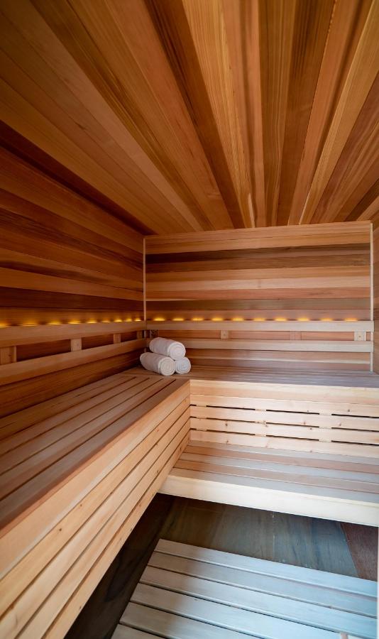 Anantara Kihavah Maldives Villas - sauna, painéis de madeira no resort de luxo nas Ilhas Maldivas