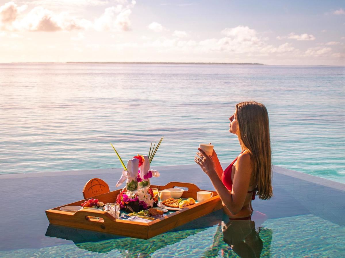 Ayada Maldives - piscina infinita, bandeja de café da manhã no resort de luxo nas Ilhas Maldivas