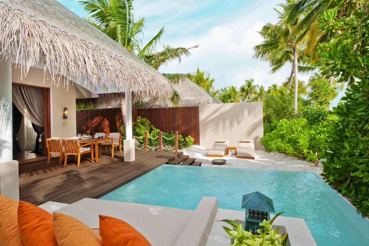 Ayada Maldives - piscina privativa, vegetação tropical no resort de luxo nas Ilhas Maldivas