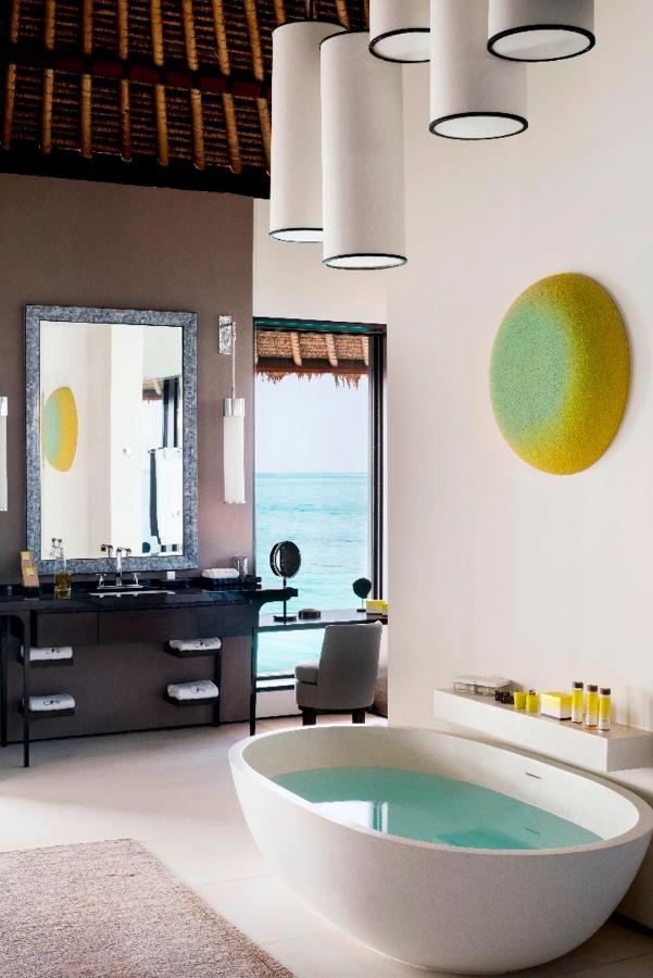 Cheval Blanc Randheli - banheira independente, vista para o mar no resort de luxo nas Ilhas Maldivas