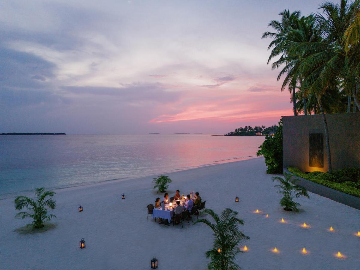 Cheval Blanc Randheli - jantar na praia, pôr do sol no resort de luxo nas Ilhas Maldivas
