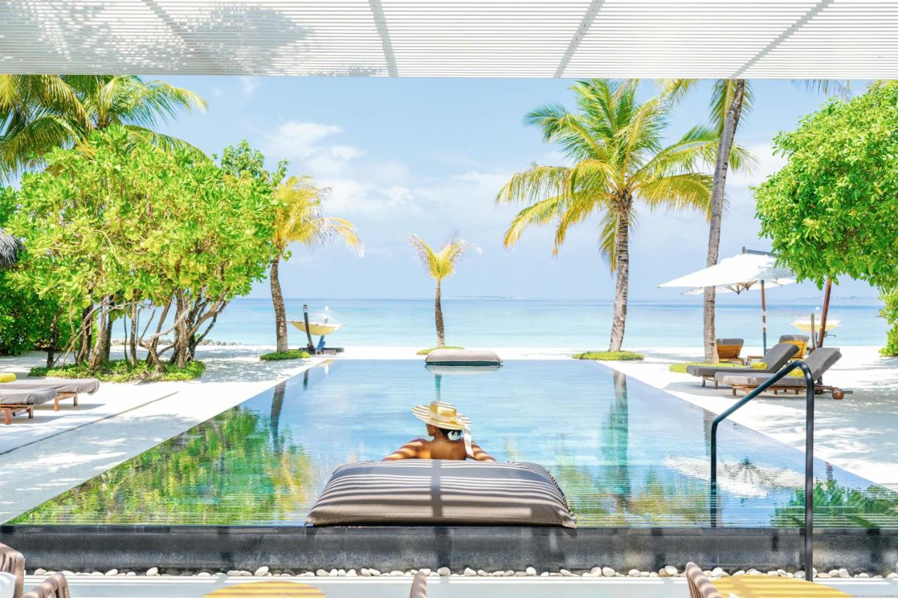 Cheval Blanc Randheli - piscina infinita, ambiente tropical no resort de luxo nas Ilhas Maldivas