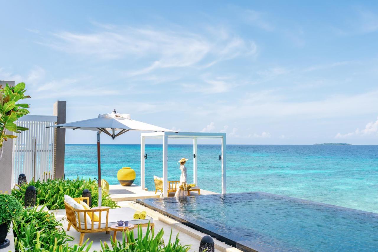 Cheval Blanc Randheli - piscina infinita, águas turquesa no resort de luxo nas Ilhas Maldivas