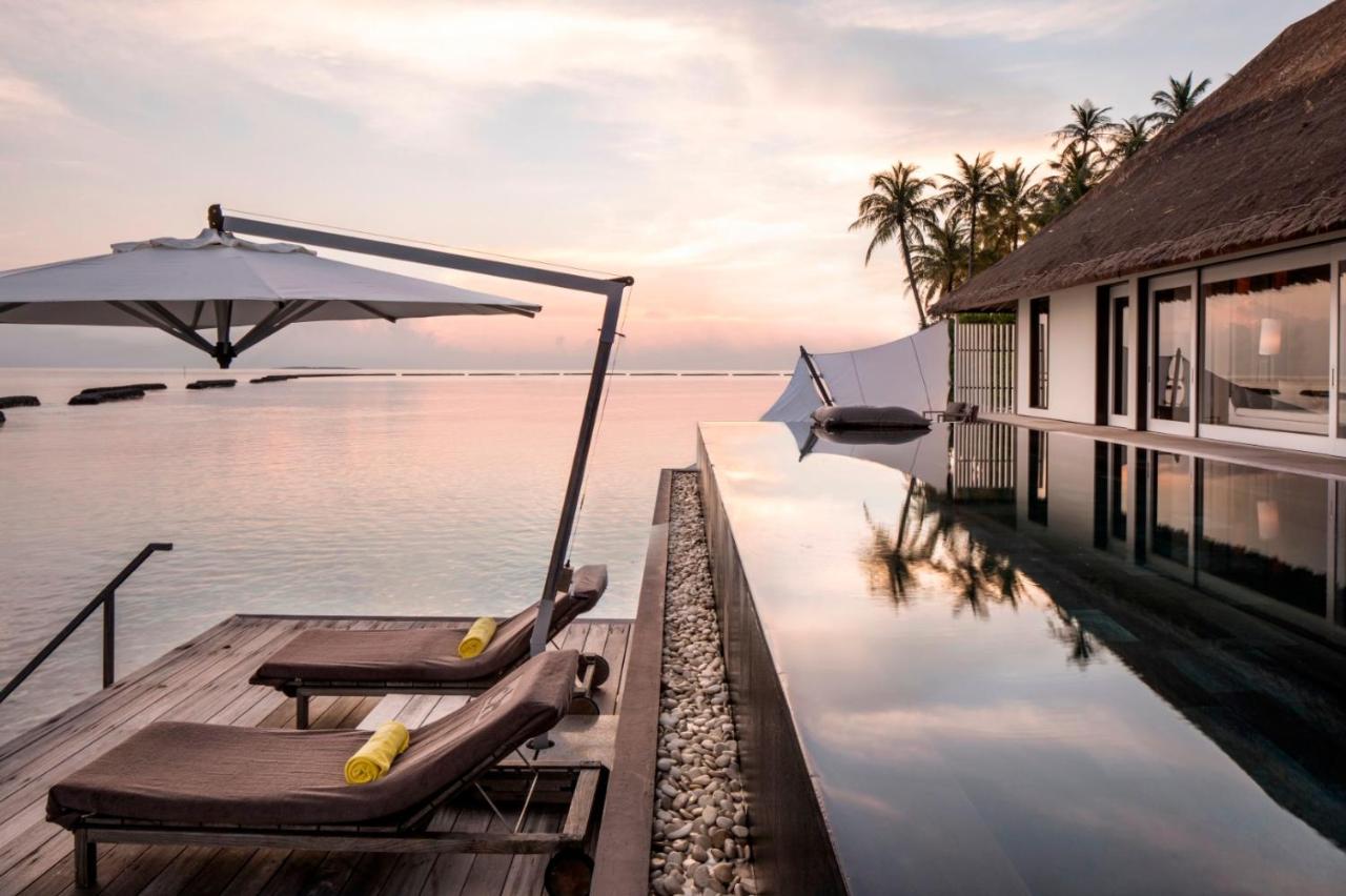 Cheval Blanc Randheli - piscina infinita, pôr do sol no resort de luxo nas Ilhas Maldivas