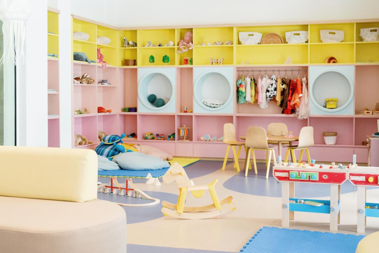 Cheval Blanc Randheli - sala de jogos infantis, design colorido no resort de luxo nas Ilhas Maldivas