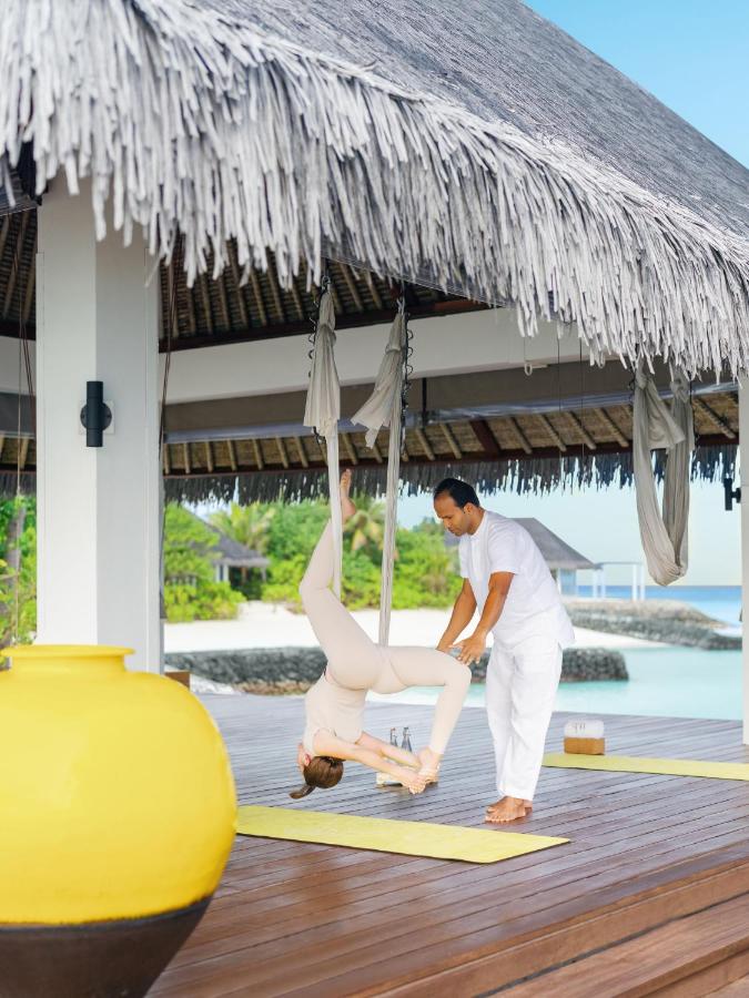 Cheval Blanc Randheli - yoga aéreo, instrutor no resort de luxo nas Ilhas Maldivas