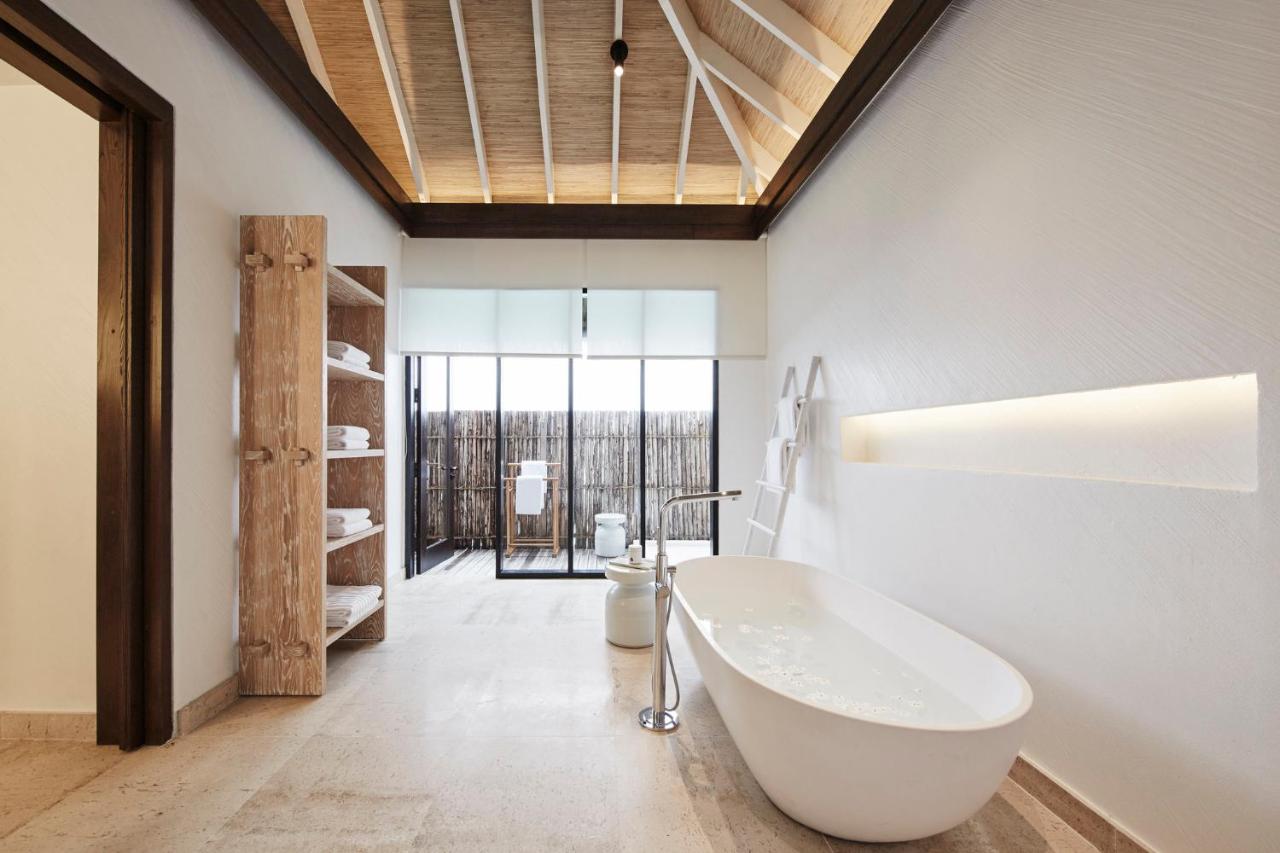 COMO Maalifushi - banheira independente, luz natural no resort de luxo nas Ilhas Maldivas