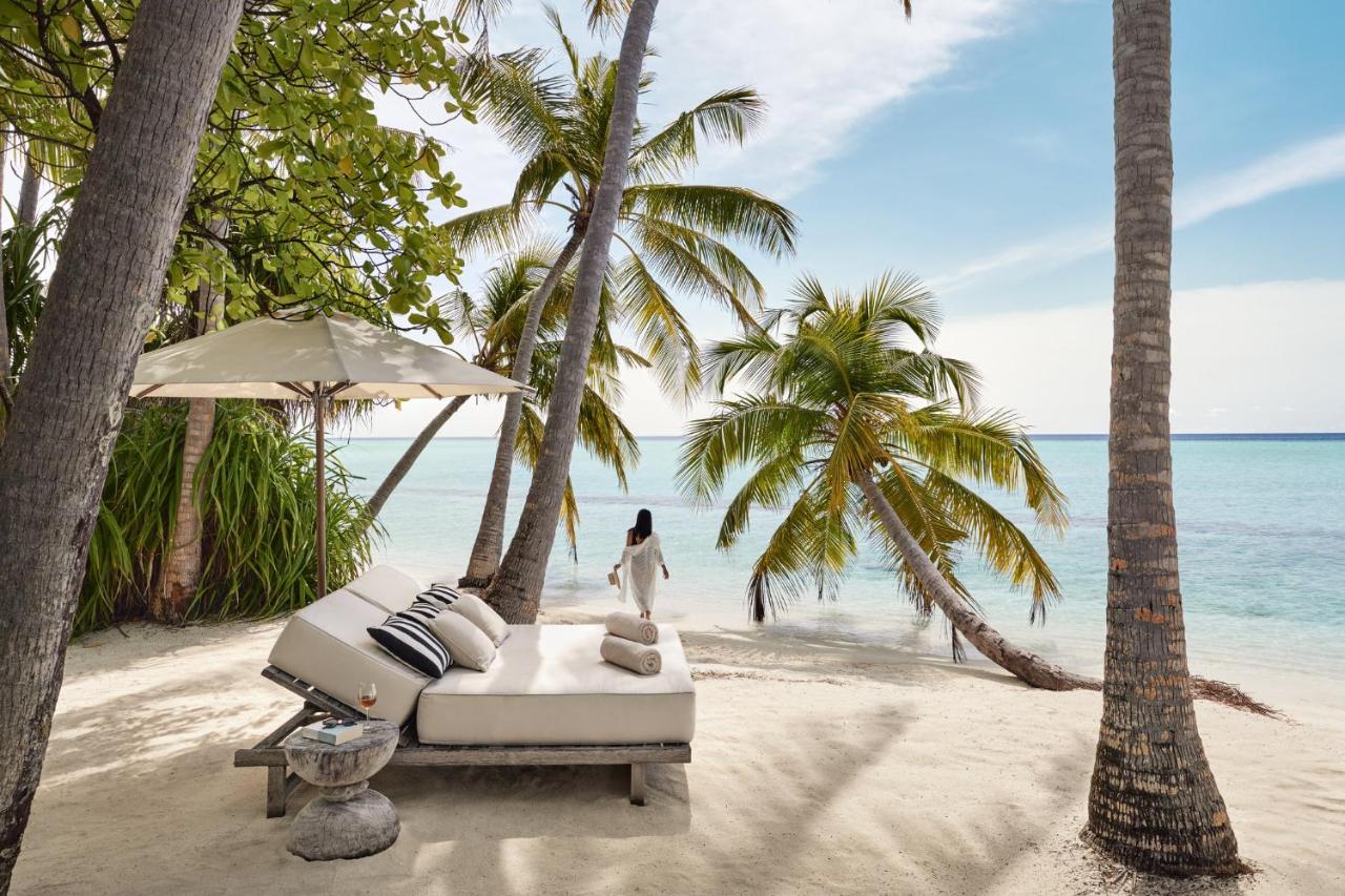 COMO Maalifushi - cama de descanso, palmeiras no resort de luxo nas Ilhas Maldivas