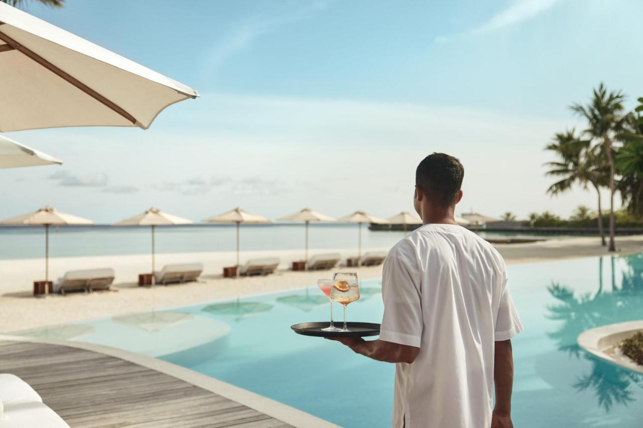 COMO Maalifushi - piscina infinita, coquetéis no resort de luxo nas Ilhas Maldivas