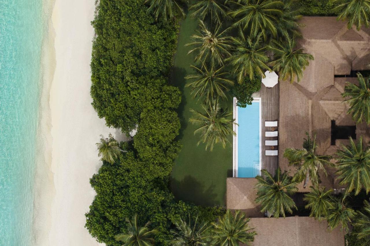 COMO Maalifushi - piscina privativa, vegetação exuberante no resort de luxo nas Ilhas Maldivas