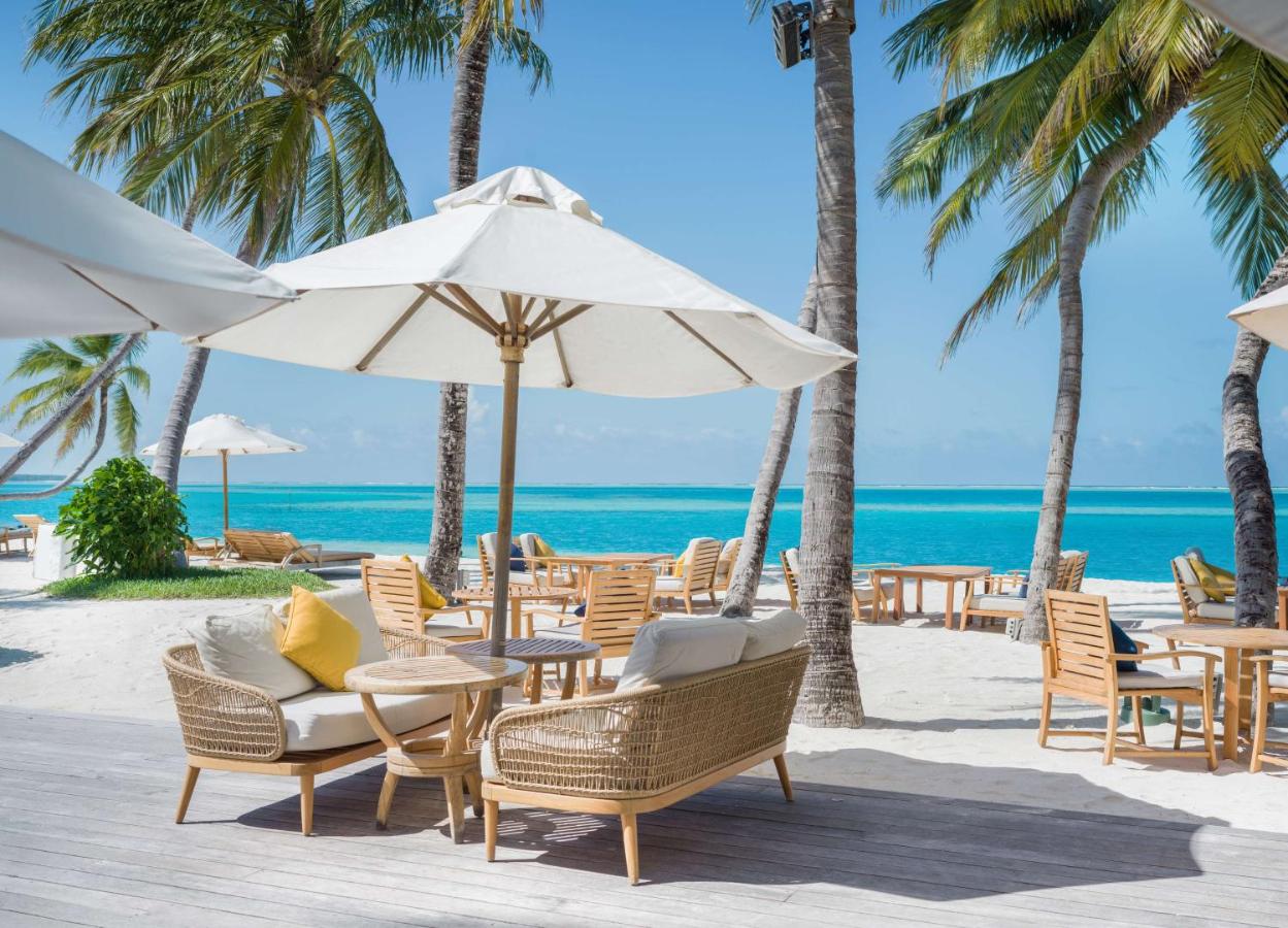 Conrad Maldives Rangali Island - à beira da praia, móveis de rattan no resort de luxo nas Ilhas Maldivas