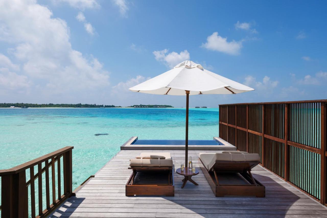 Conrad Maldives Rangali Island - deck privativo, espreguiçadeiras no resort de luxo nas Ilhas Maldivas