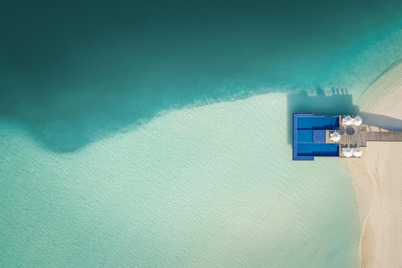 Conrad Maldives Rangali Island - deck sobre a água, águas turquesa no resort de luxo nas Ilhas Maldivas