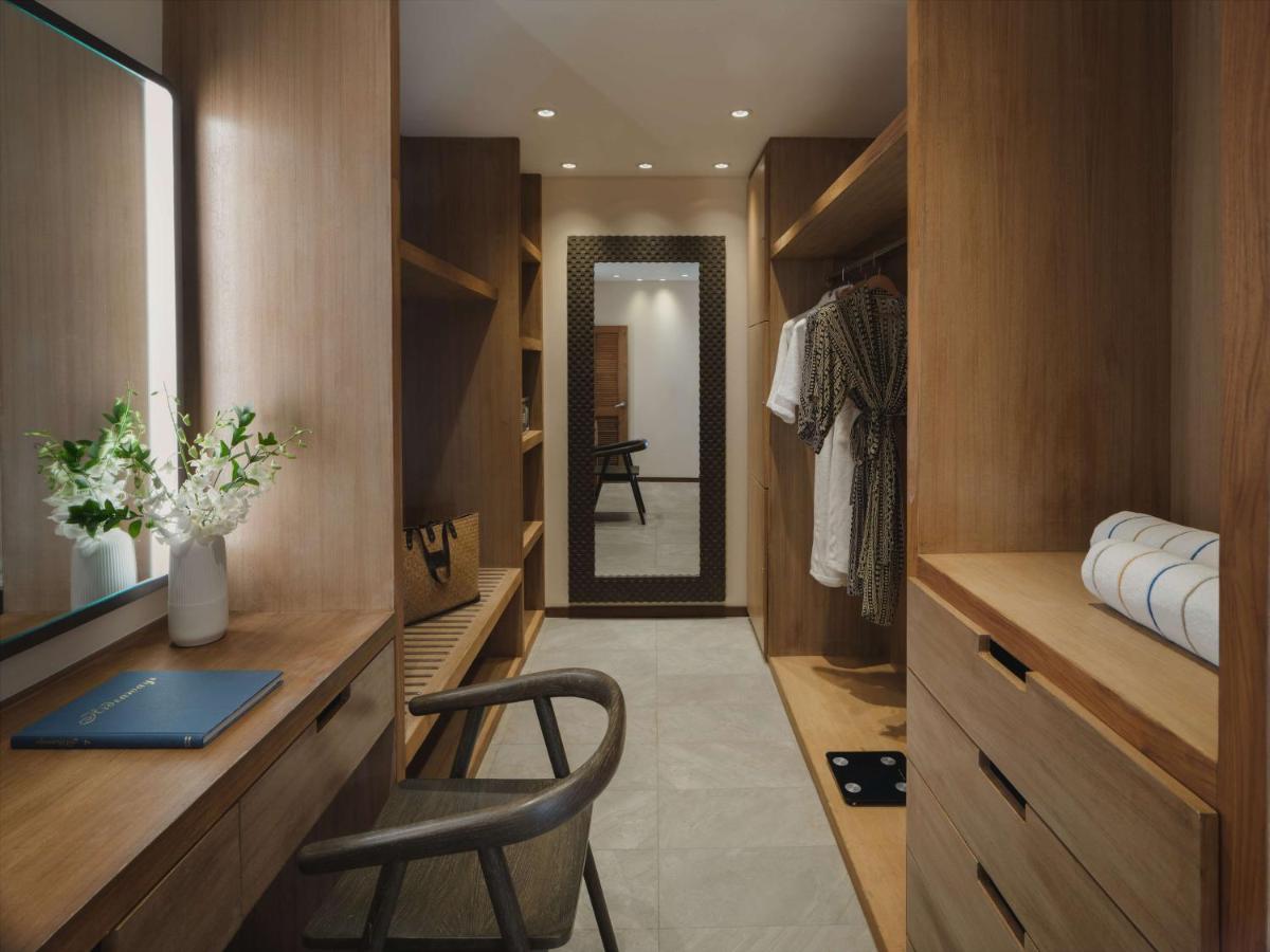 Conrad Maldives Rangali Island - luxuoso, closet amplo no resort de luxo nas Ilhas Maldivas