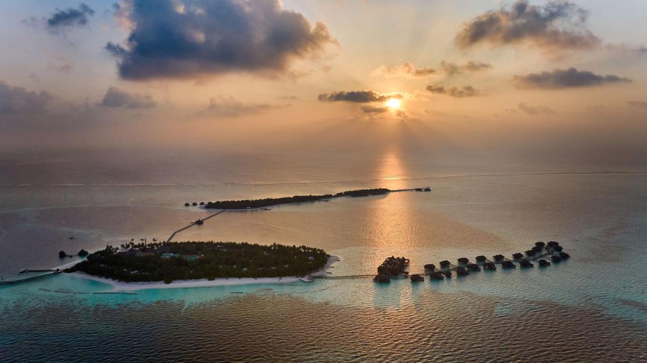 Conrad Maldives Rangali Island - pôr do sol, vilas sobre a água no resort de luxo nas Ilhas Maldivas