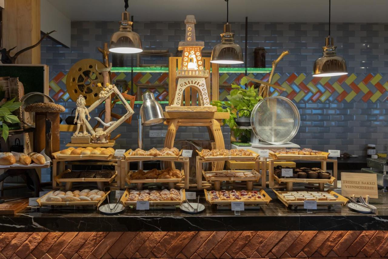 Emerald Faarufushi - buffet, doces no resort de luxo nas Ilhas Maldivas