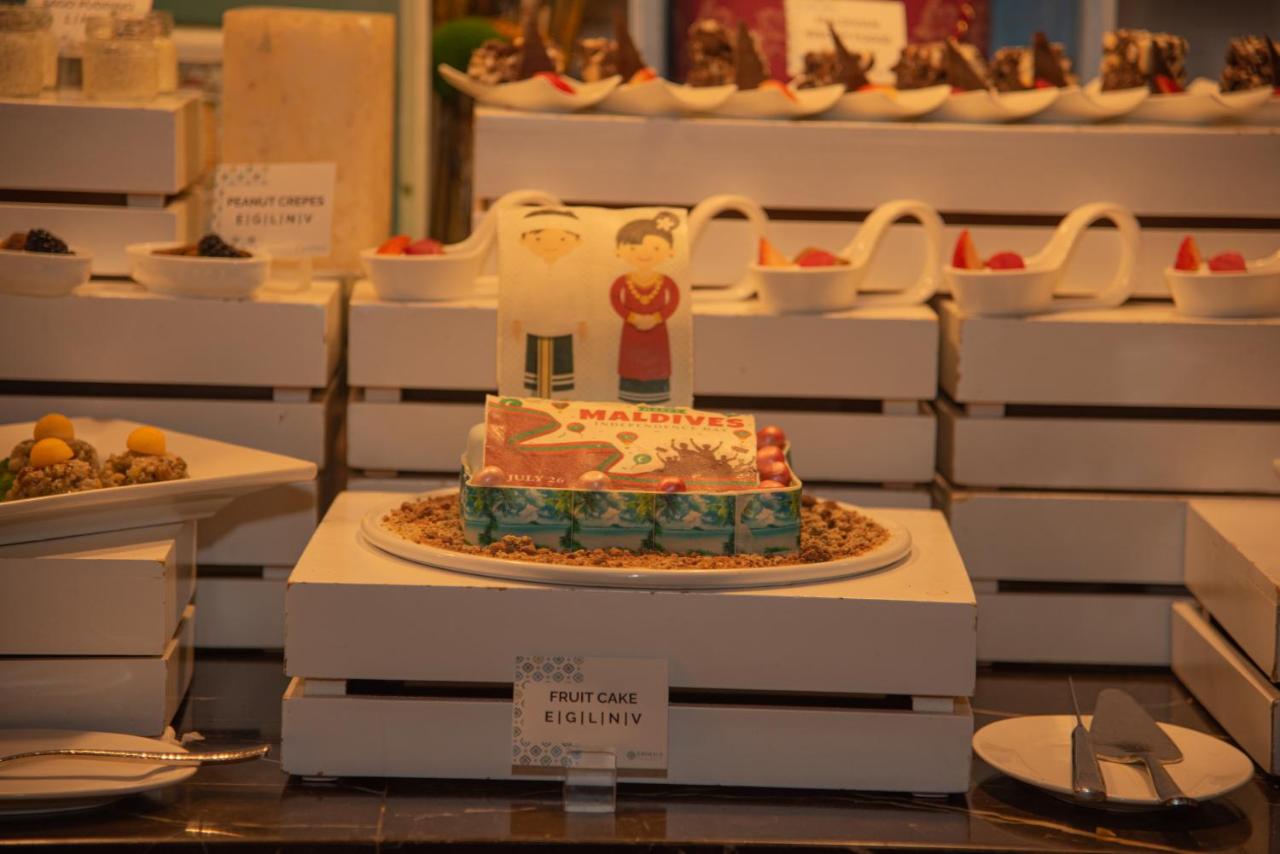 Emerald Faarufushi - exposição de sobremesas, bolo de frutas no resort de luxo nas Ilhas Maldivas