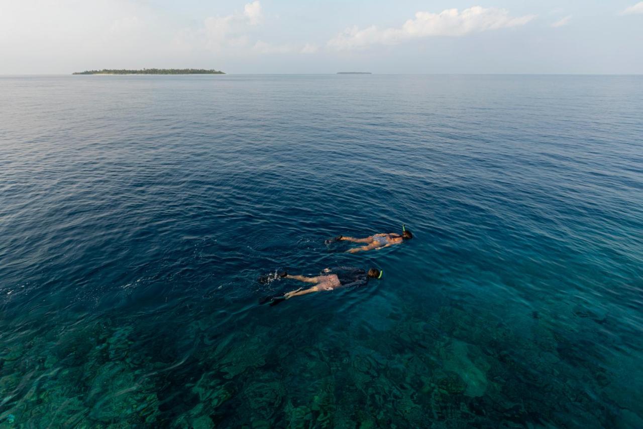 Emerald Faarufushi - snorkeling, águas turquesa no resort de luxo nas Ilhas Maldivas