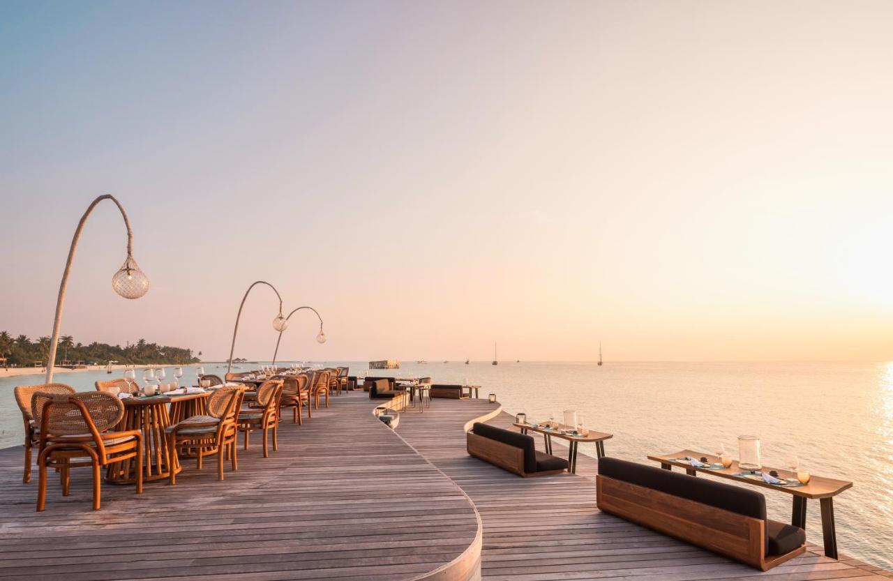 Fairmont Maldives Sirru Fen - jantar ao ar livre, pôr do sol no resort de luxo nas Ilhas Maldivas