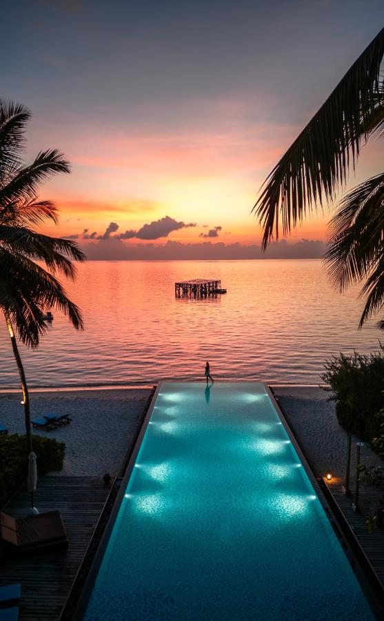 Fairmont Maldives Sirru Fen - piscina infinita, pôr do sol no resort de luxo nas Ilhas Maldivas