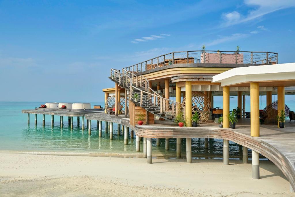 Fairmont Maldives Sirru Fen - sobre a água, design tropical no resort de luxo nas Ilhas Maldivas