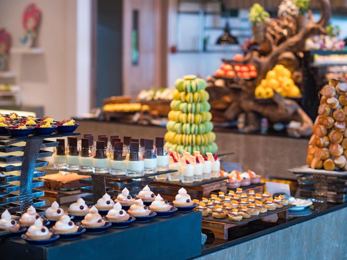 Finolhu Baa Atoll Maldives - buffet de sobremesas, macarons no resort de luxo nas Ilhas Maldivas