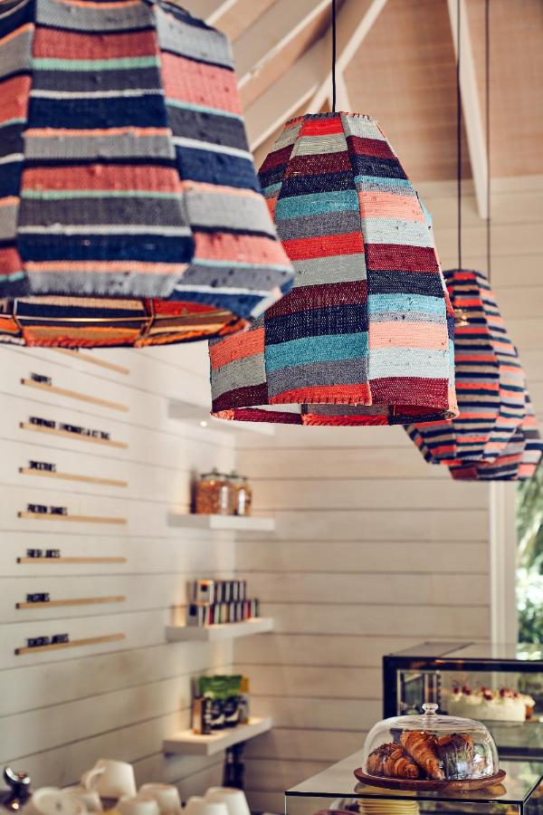 Finolhu Baa Atoll Maldives - luzes pendentes coloridas, doces gourmet no resort de luxo nas Ilhas Maldivas