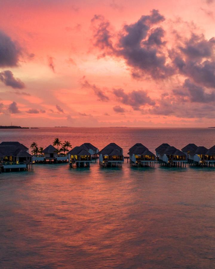 Finolhu Baa Atoll Maldives - pôr do sol, vilas sobre a água no resort de luxo nas Ilhas Maldivas