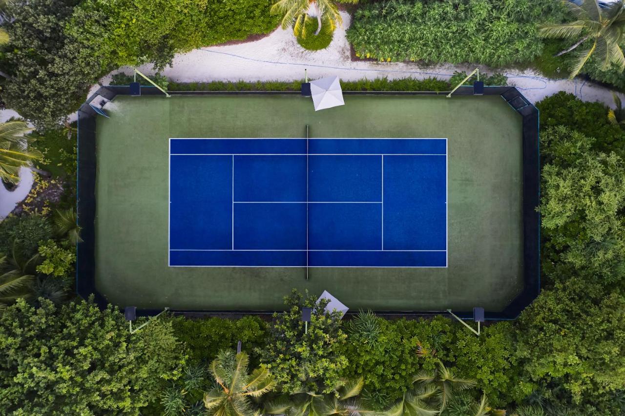 Finolhu Baa Atoll Maldives - quadra de tênis, vegetação exuberante no resort de luxo nas Ilhas Maldivas
