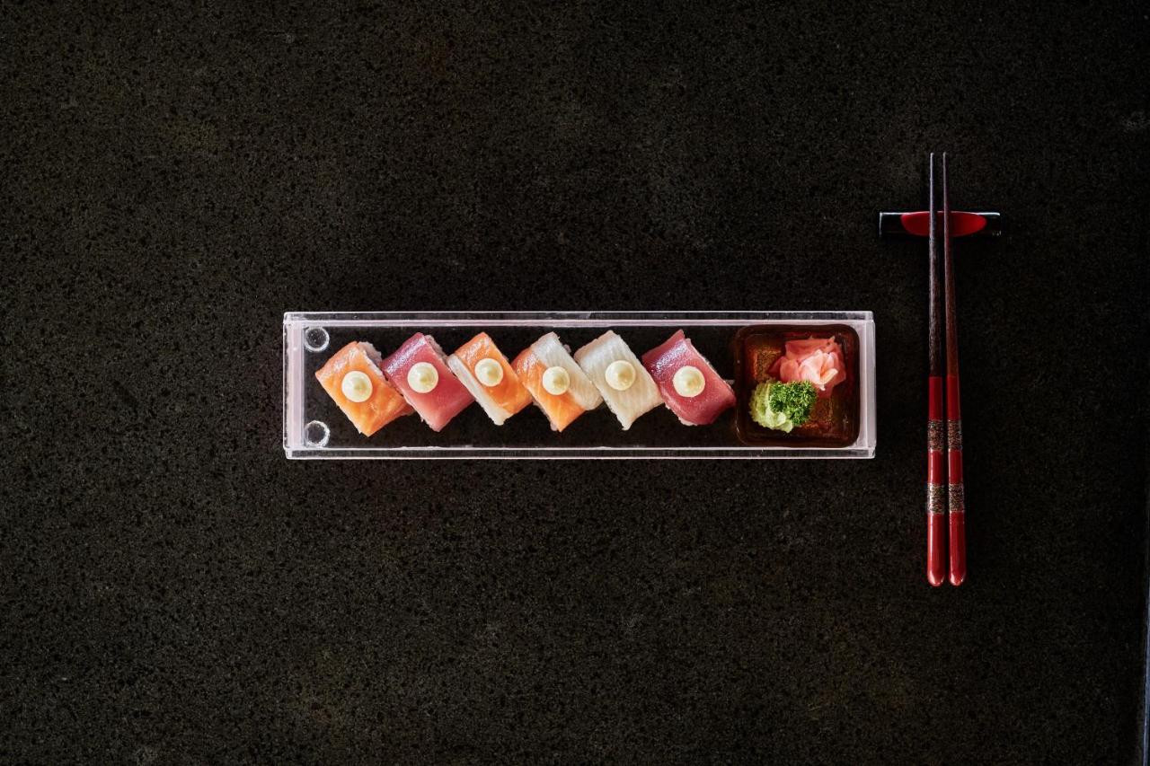 Finolhu Baa Atoll Maldives - sushi, apresentação elegante no resort de luxo nas Ilhas Maldivas