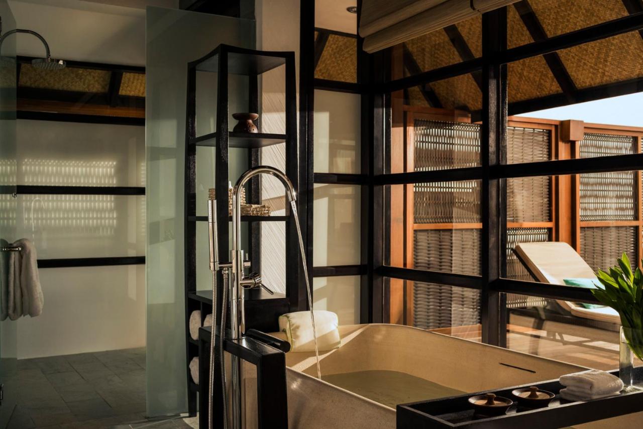 Four Seasons Resort Maldives at Kuda Huraa - banheira independente, janelas de vidro no resort de luxo nas Ilhas Maldivas