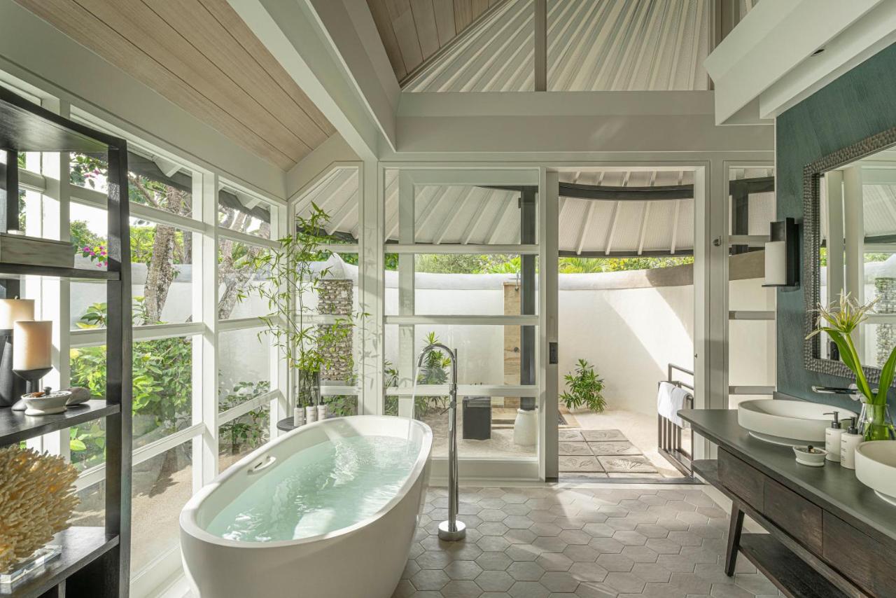 Four Seasons Resort Maldives at Kuda Huraa - luxuoso, banheira independente no resort de luxo nas Ilhas Maldivas