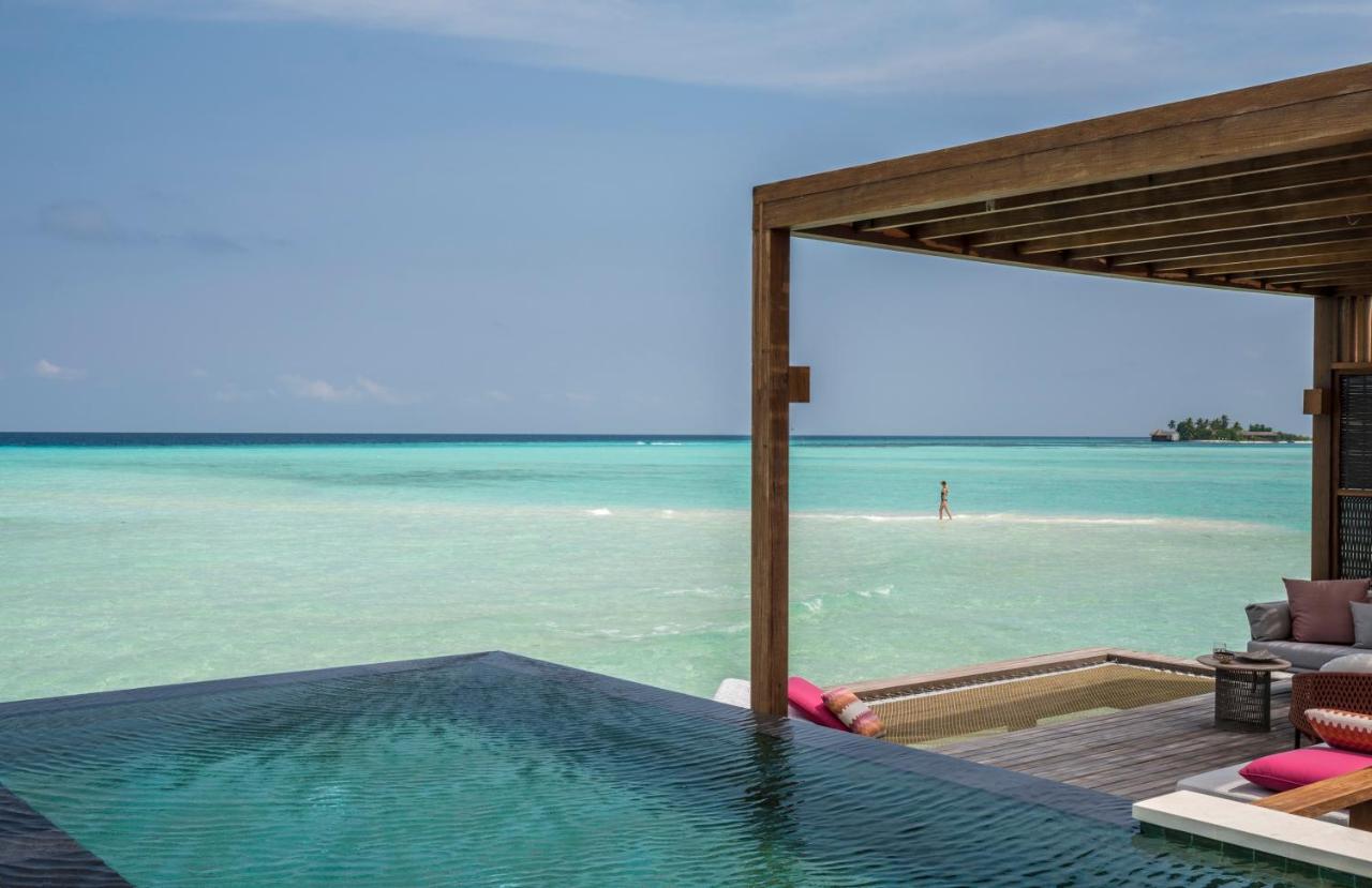 Four Seasons Resort Maldives at Kuda Huraa - piscina infinita, águas turquesa no resort de luxo nas Ilhas Maldivas